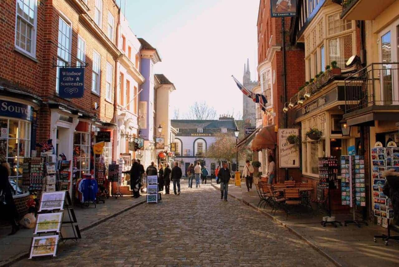 Charming Central Windsor 2 Bed Cottage Free Residents Parking And Private Garden Legoland Ascot Windsor Castle Thorpe Park Heathrow Airport Экстерьер фото