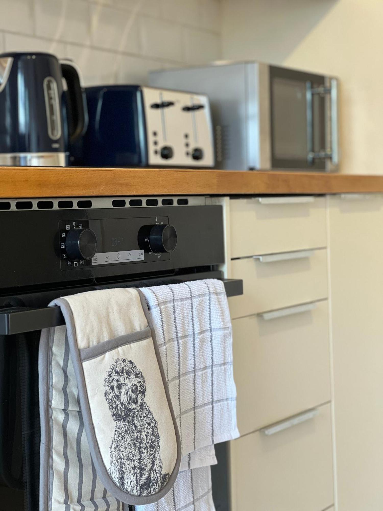 Charming Central Windsor 2 Bed Cottage Free Residents Parking And Private Garden Legoland Ascot Windsor Castle Thorpe Park Heathrow Airport Экстерьер фото